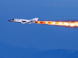 ZÁEH. Vesmírná lo SpaceShipTwo si poprvé vyzkouela let s raketovým pohonem....