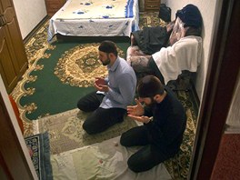 Studenti Ruské islámské univerzity Anzor a Salakhutdin se modlí ve svém...