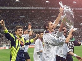 Fotbalist Realu Madrid se raduj z triumfu v Lize mistr v roce 2000. Ve