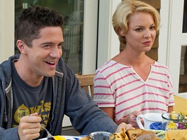 Topher Grace a Katherine Heiglov ve filmu Velk svatba (2013)