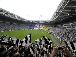 ZAPLNNÝ JUVENTUS STADIUM. Fanouci Juventusu ped zápasem s Palermem, v nm...