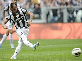 PENALTA. Za Juventus ji proti Palermu promuje Arturo Vidal.