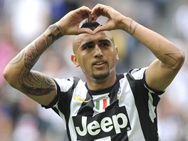 GÓL, KTERÝ PINESL TITUL. Arturo Vidal slaví promnnou penaltu proti Palermu....