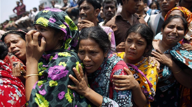 Bangladsk eny oplakvaj sv blzk, kte zahynuli v troskch osmipodlan budovy v Dhce (1. kvtna 2013)