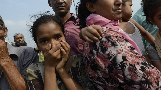Bangladan se sna identifikovat sv blzk, kte zahynuli v troskch osmipodlan budovy v Dhce (1. kvtna 2013)