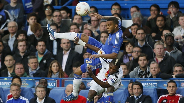 Ryan Bertrand z Chelsea v akrobatick pozici odvrac tonou akci Basileje. Pod nm trp Serey Die.