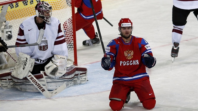 NA KOLENA! Rusk hokejista Alexander Radulov slav gl do st Lotyska.