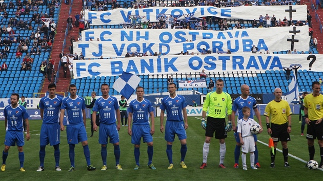 Fanouci Banku Ostrava ped zpasem s Pbram vythli burcujc transparent pipomnajc nedvn znik t klub z Ostravy a hrozc konec Banku.