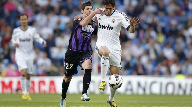 Fotbalista Kak z Realu Madrid si kryje m ped Victorem Perzem z Valladolidu.