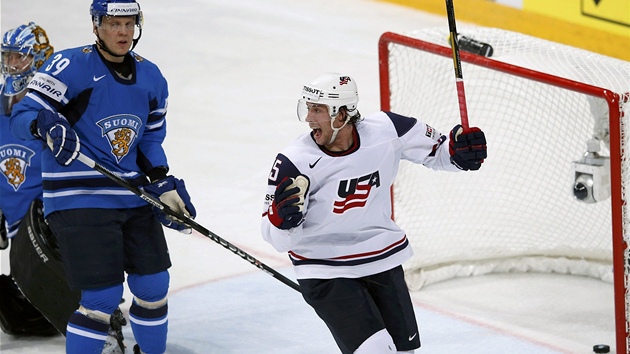 Americk hokejista Craig Smith se raduje z glu v utkn proti Finsku.