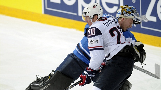 TVRD ATAK. Americk hokejista Ryan Carter narazil do finskho branke Anttiho Raantu a rozpoutal bitku.