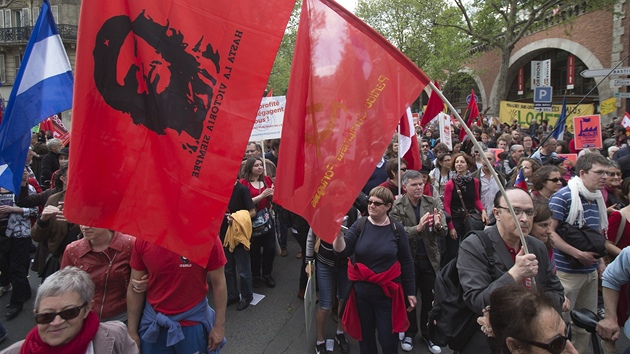 Jeden z protestujcch dr vlajku s kubnskm revolucionem Ernestem "Che" Guevarou.