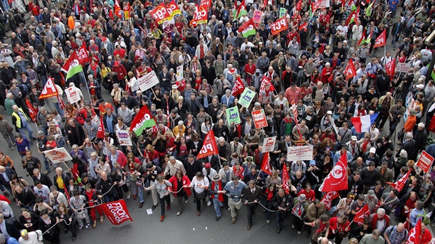 Dav v Pai protestoval proti spornm opatenm, kter ohlsila vlda.