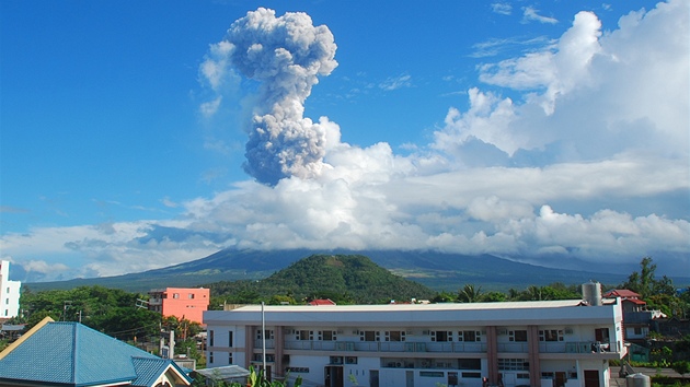 Filipnsk sopka Mayon na ostrov Luzon zaala chrlit popel a kameny, zabila u pt lid.