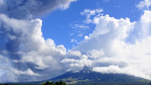 Filipnsk sopka Mayon na ostrov Luzon zaala chrlit popel a kameny, zabila u pt lid.