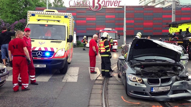 Nehoda pevozov sanitky a BMW  Na Vesel na prask Pankrci.