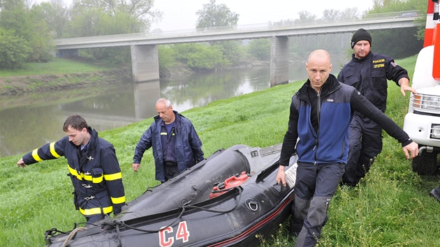 Policist a hasii hledaj u Strnice na Hodonnsku ti vodky, kte se na 1. mje nevrtili z vletu po ece Morav.