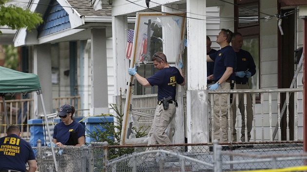 Vyetovatel FBI vynej z domu, ve kterm byly zadrovny 10 let ti Amerianky, nkter vci.