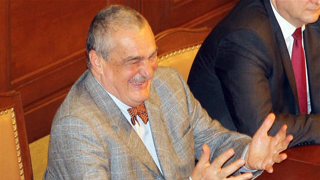 Ministr zahrani Karel Schwarzenberg sleduje vystoupen prezidenta Miloe Zemana v Poslaneck snmovn. (7. kvtna 2013)