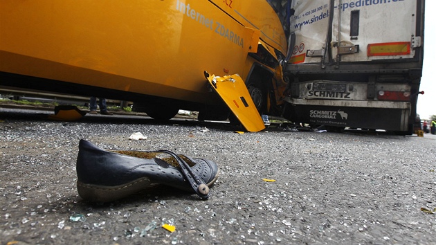 Na rychlostn silnici R7 nedaleko praskho letit v Ruzyni se srazil kamion s autobusem, zranny byly dv destky lid. (9. kvtna 2013)
