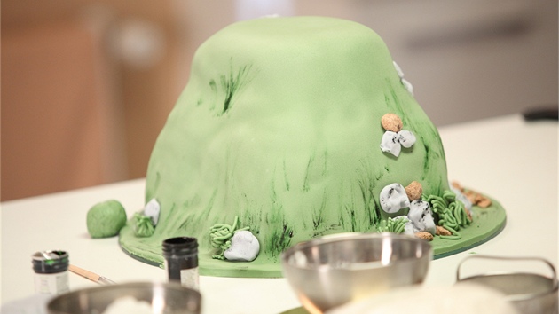 Vrchol Jetdu v podob dortu: zelen marcipnov potahov hmota skrv okoldov korpus s citronovm krmem.