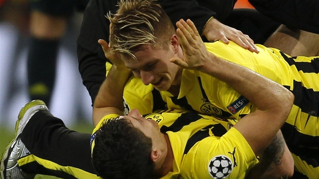 Marco Reus a Robert Lewandowski (dole) z Dortmundu se raduj z postupu do finle Ligy mistr.