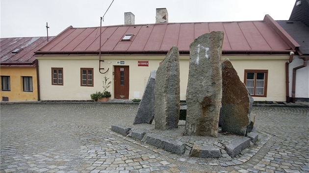 Radnice nechala ulici ped nkolika lety ulici nov vydldit a osadila ji i ulovm monumentem. Ten slou pro majitele domk i jako bezpenostn barira pod pkrou silnic. 