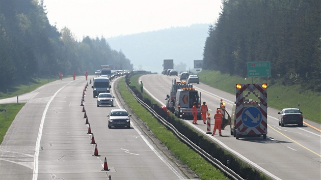 Pracovnci pokrauj ve zmn dopravnho znaen smrem k osm kilometr vzdlenmu  Pvovu.