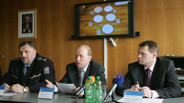 Kriminalist Pavel Kubi (uprosted) a Lubo Jakoubek (vpravo) informuj o spnm policejnm ztahu, pi nm se podailo odhalit malou tovrnu na pervitin a drogy za miliony.