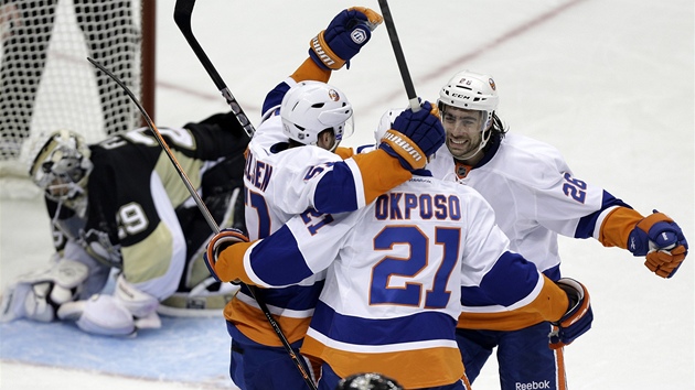 JSOT A ZMAR. Hokejist New York Islanders se raduj z glu, za nimi se z ledu zved pekonan brank Pittsburghu  Marc-Andre Fleury.