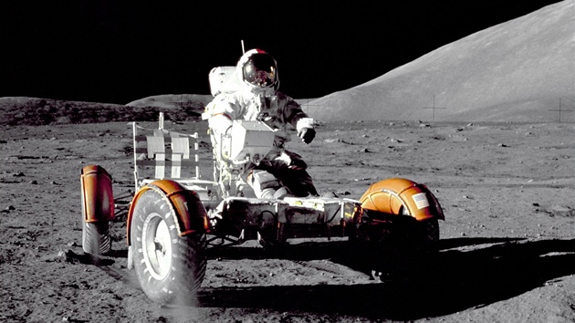 Astronaut Eugene Cernan, velitel mise Apollo 17, na vyjce odlehenm lunrnm voztkem (Lunar Roving Vehicle).