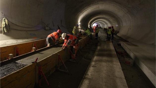 Ve dvojkolejnm tunelu se betonuj posledn destky metr kolejovch beton.