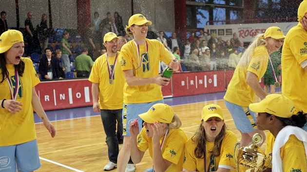 Basketbalistky a realizan tm USK Praha slav se ampaskm zisk mistrovskho titulu.