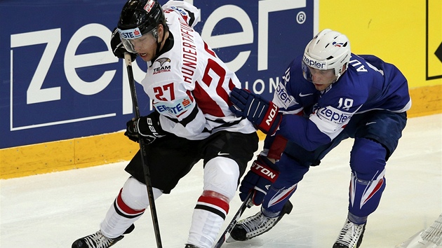 Rakousk hokejista Thomas Hundertpfund (vlevo) v souboji s Yohannem Auvituem z tmu Francie. 