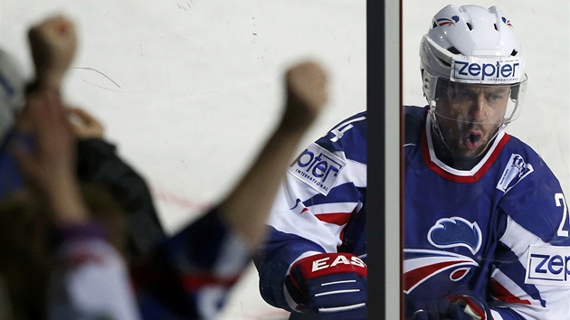 Francouzsk hokejista Julien Desrosiers se raduje z glu v zpase s Rakouskem.