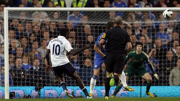 Emmanuel Adebayor (vlevo) z Tottenhamu posl na branku Chelsea stelu, kter skon za zdy Petra echa.