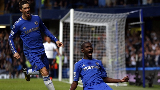 Ramires (vpravo) z Chelsea se raduje z glu v zpase s Tottenhamem. Gratulovat mu b Fernando Torres.