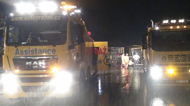 Nehoda kamionu blokovala skoro ti hodiny dlnici D1 u Hvzdonic na Beneovsku.