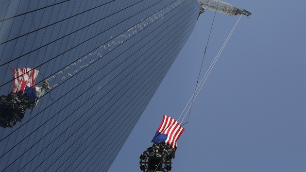 Jeby vythly na stechu ve One World Trade Center piku, se kterou bude mt celkovou vku 1 776 stop (541 metr), co symbolizuje pijet Deklarace nezvislosti Spojench stt dne 4. ervence roku 1776. 