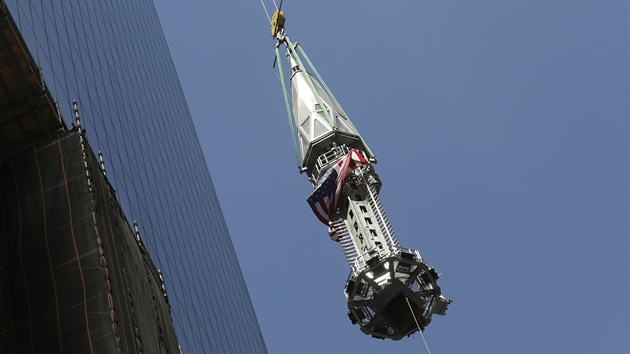 Jeby vythly na stechu ve One World Trade Center piku, se kterou bude mt celkovou vku 1 776 stop (541 metr), co symbolizuje pijet Deklarace nezvislosti Spojench stt dne 4. ervence roku 1776. 
