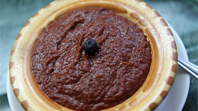 Tunisk kuchyn je znan pikantn, co zpsobuje velmi pliv pasta harissa vyrbn z papriek a esneku.