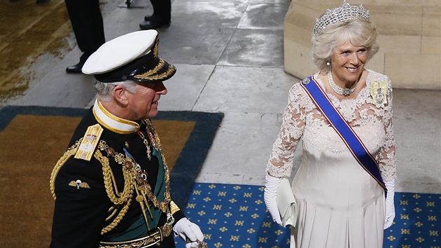 Na formln zahjen zasedn britskho parlamentu pijel i nslednk trnu princ Charles s manelkou Camillou.