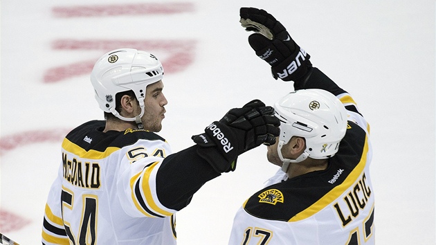 Adam McQuaid a Milan Lucic se raduj z bostonskho glu.