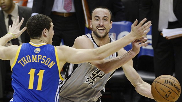 Manu Ginbili ze San Antonia pihrv kolem Klaye Thompsona z Golden State.