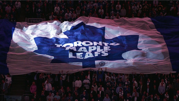Fanouci hokejovch Toronto Maple Leafs mvaj ob vlajkou.