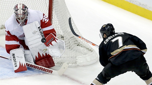 Detroitsk glman Jimmy Howard likviduje pokus Andrewa Cogliana z Anaheimu.