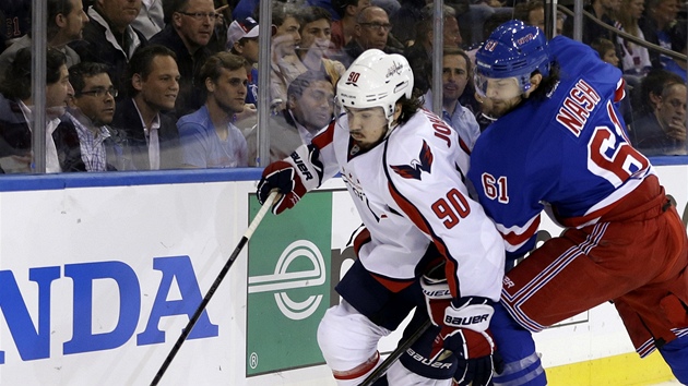 Rick Nash z NY Rangers se pokou zabrzdit Marcuse Johanssona z Washingtonu.