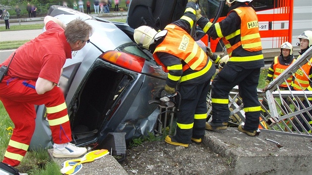 Hasii a zchran u auta v Ostrav, kter zstalo po smyku zaklnn v zbradl. (5. 5. 2013)