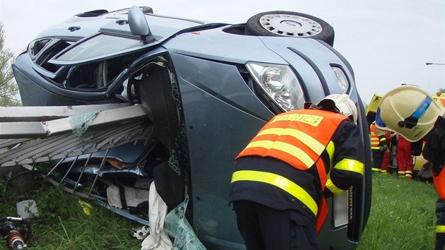 Auto v Ostrav dostalo smyk, nkolikrt se pevrtilo a zstalo nabodnut na zbradl. (5. 5. 2013)