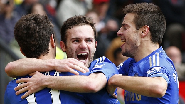 GL V ZVRU. Juan Mata se raduje z glu proti Manchesteru United, Chelsea dky nmu vyhrla 1:0. Gratuluj mu Oscar a Azpilicueta (vpravo).